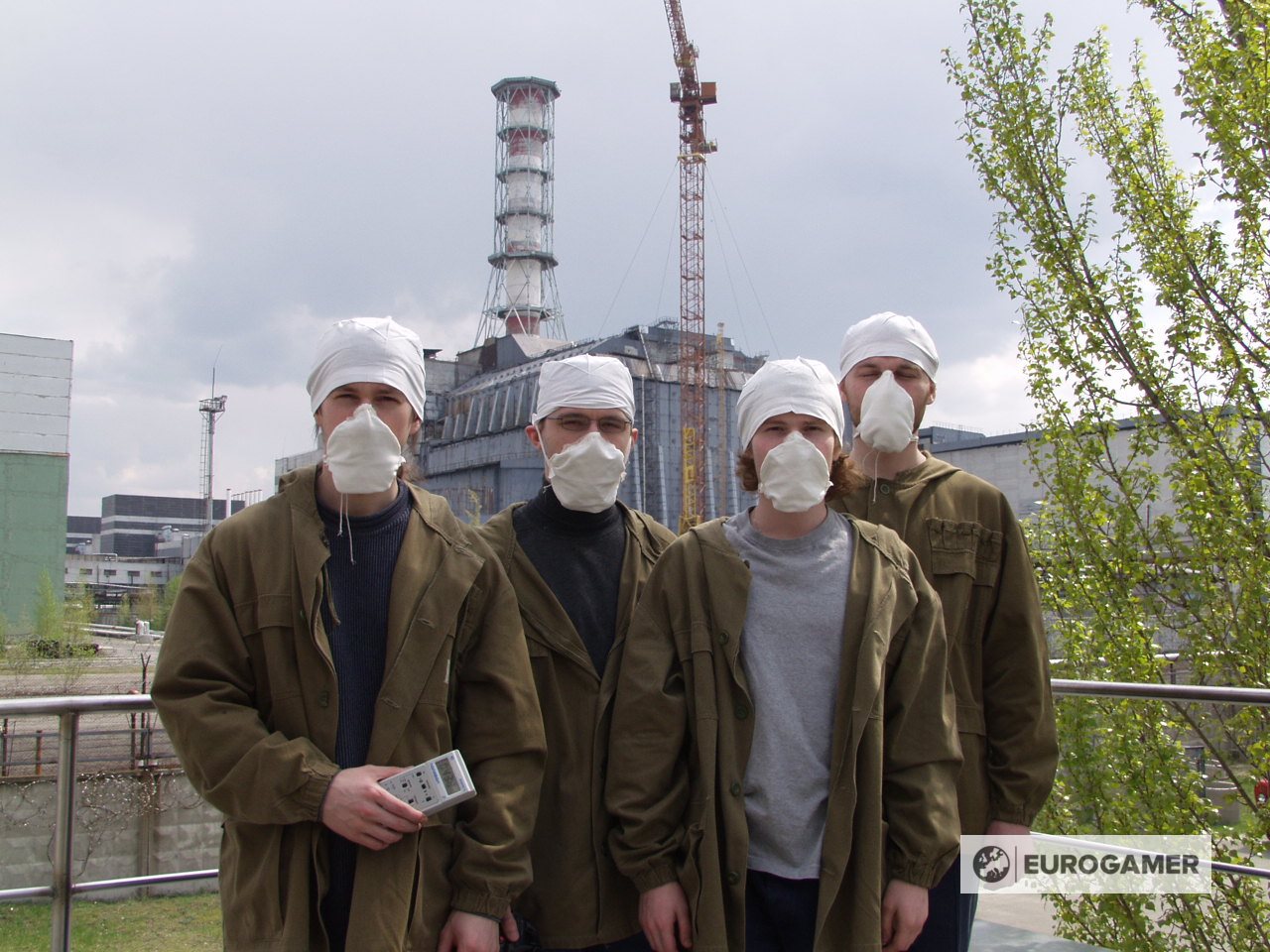 Команда разработчиков S.T.A.L.K.E.R. у Чернобыльской АЭС в 2001 году
