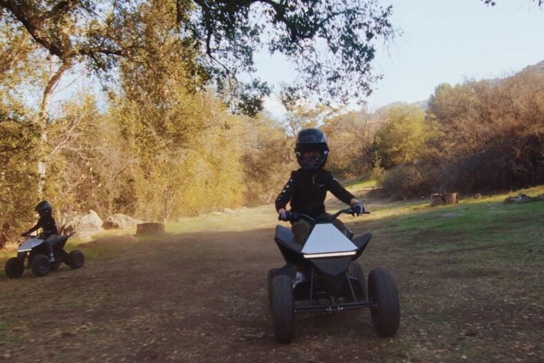 Tesla випустила квадрацикл для дітей Cyberquad