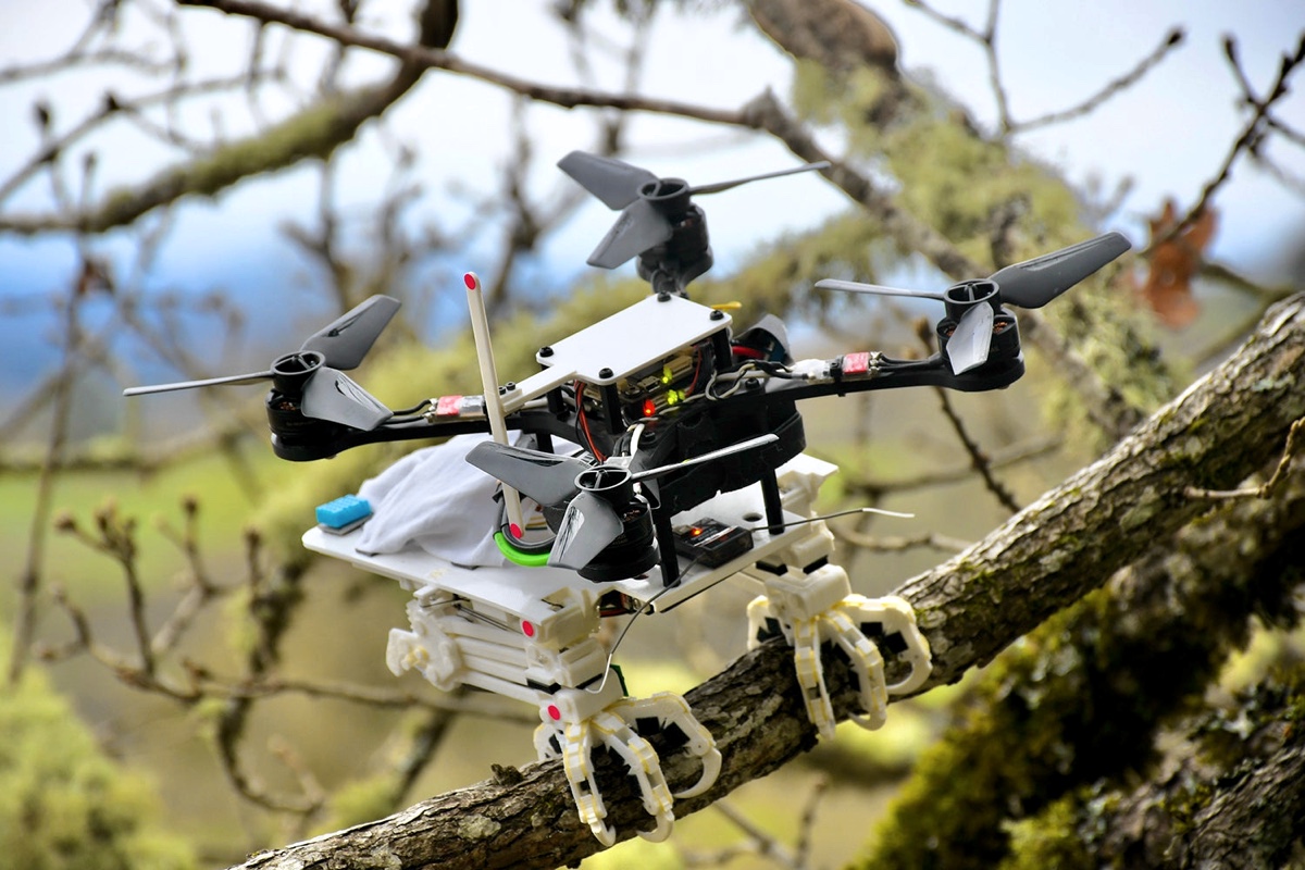 Вчені вигадали роботизовані лапи для дронів
