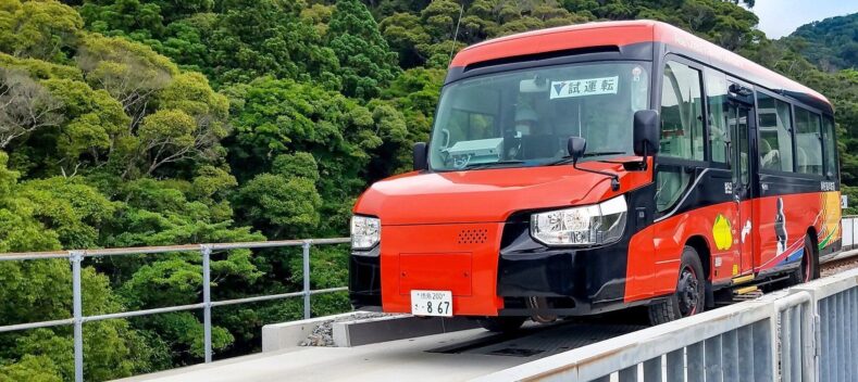 В Японії курсуватиме автобус, який може їздити й по залізничних рейках