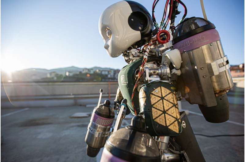 Італійські вчені створили робота-гуманоїда, що літає