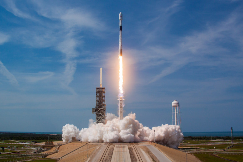 Ракета SpaceX скоро вріжиться у Місяць