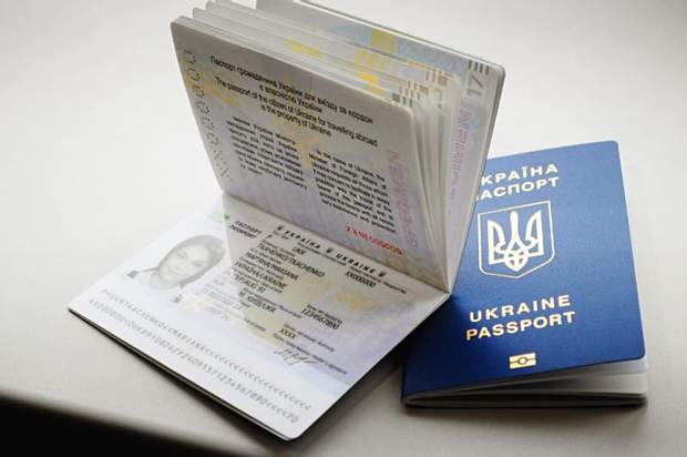 Майже 50% українців готові їхати на заробітки закордон
