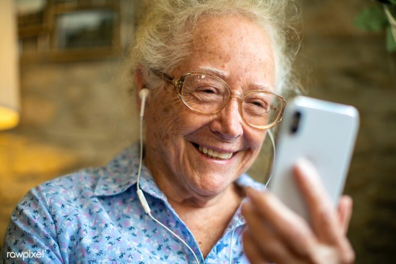 Меми соцмереж про нову програму "смартфони для людей старше 60 років"