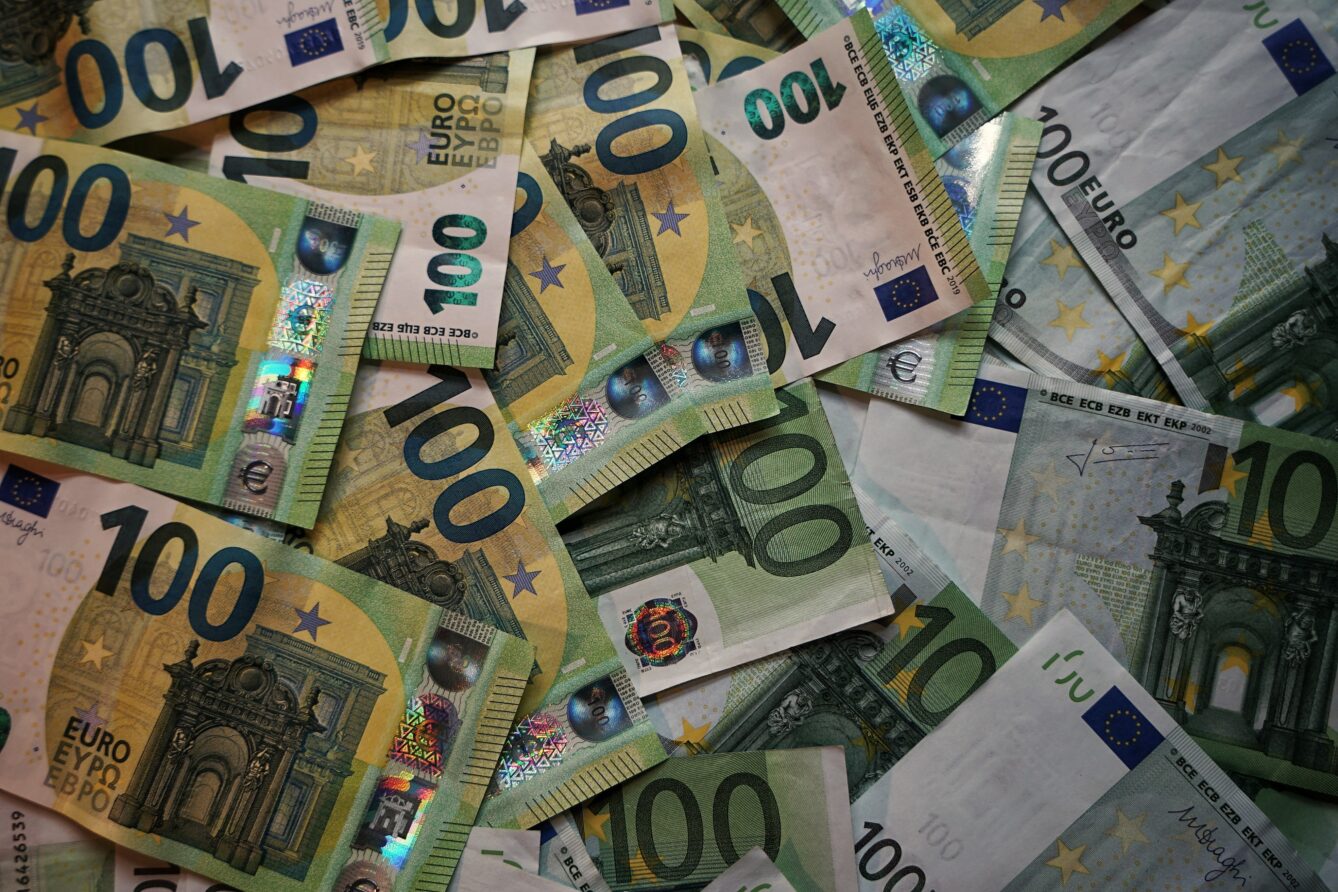 Чому НБУ не дозволяє українцям купувати валюту