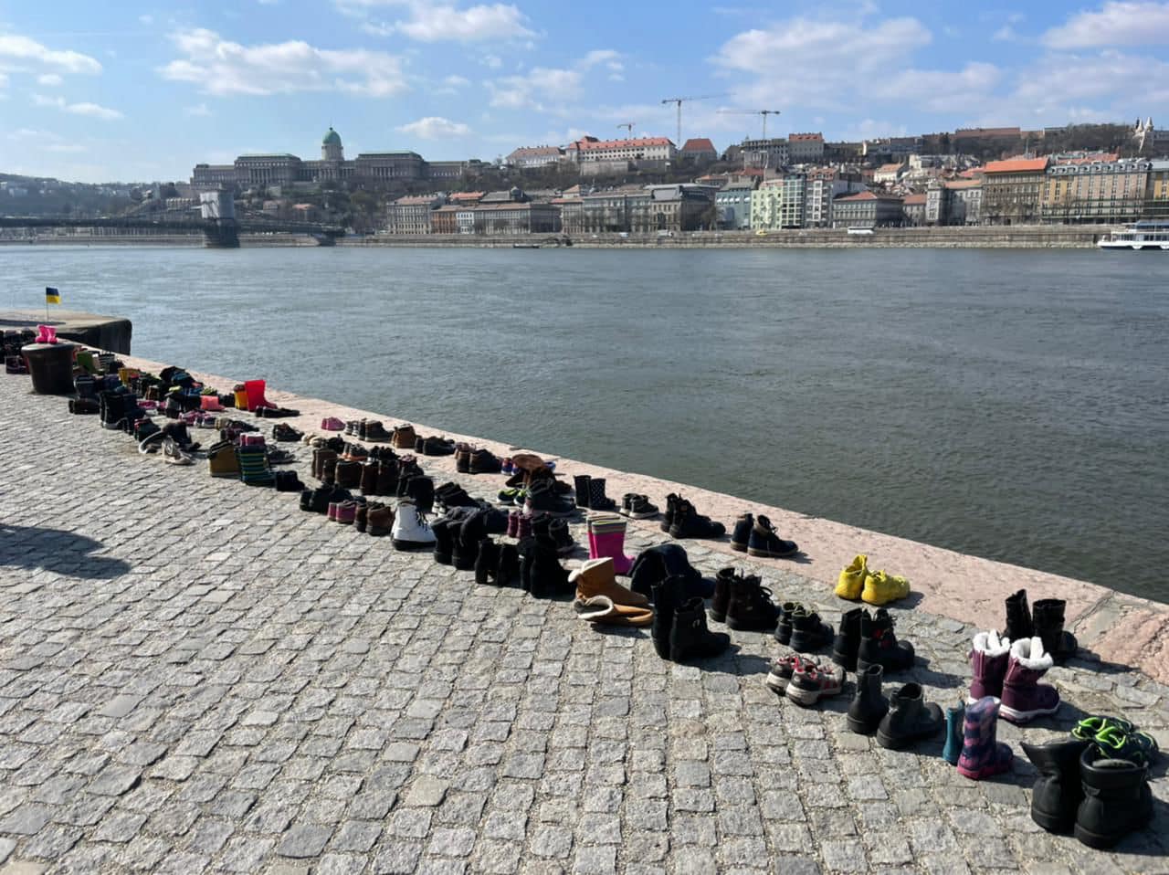 Обувь на реке Дунай в Будапеште. Перформанс в память о погибших в мариупольском театре