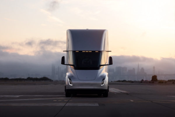 Виробник електрокарів Tesla відкрив бронювання на вантажівки Semi