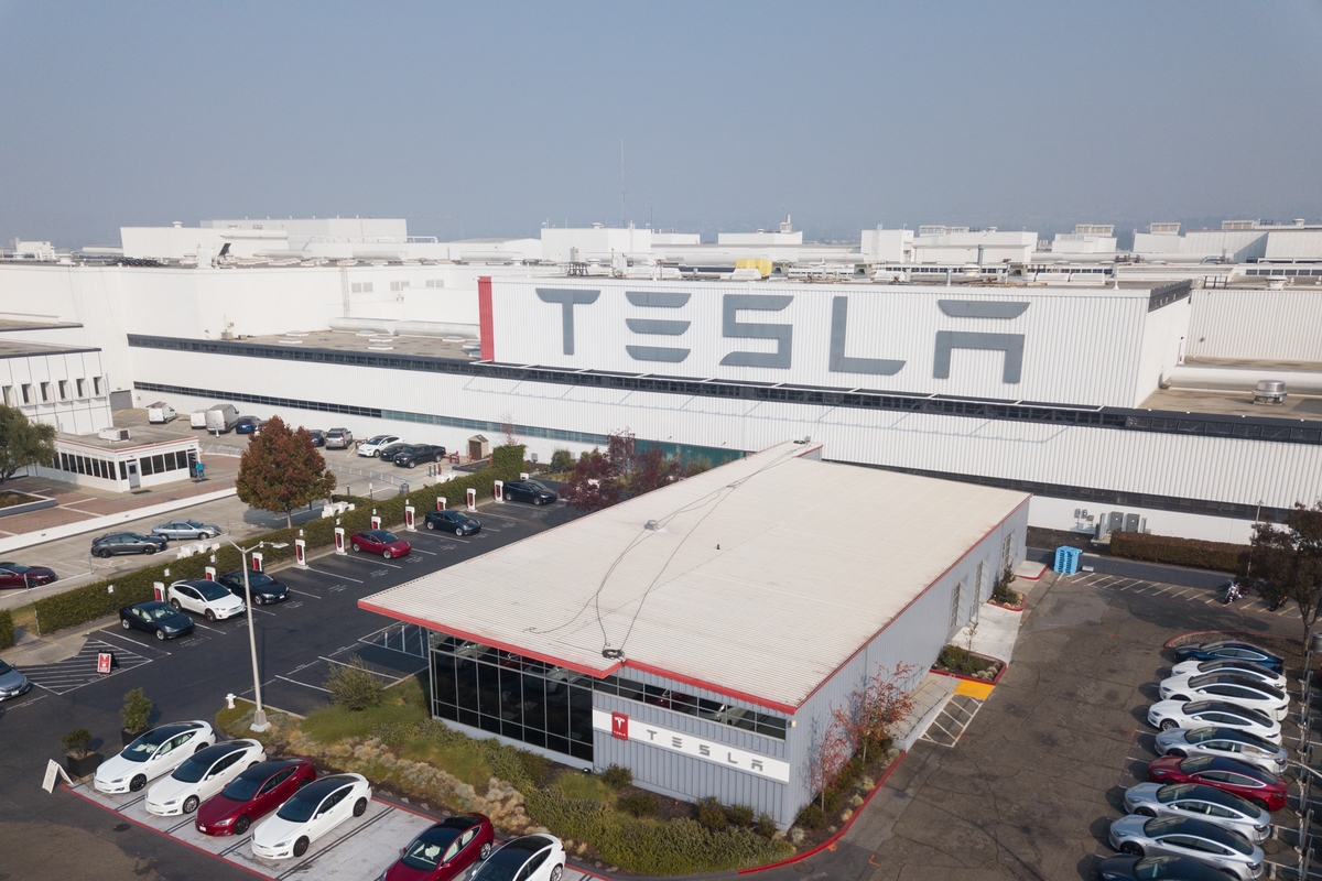 Маск сказав співробітникам повертатися на завод Tesla, але місць для всіх немає