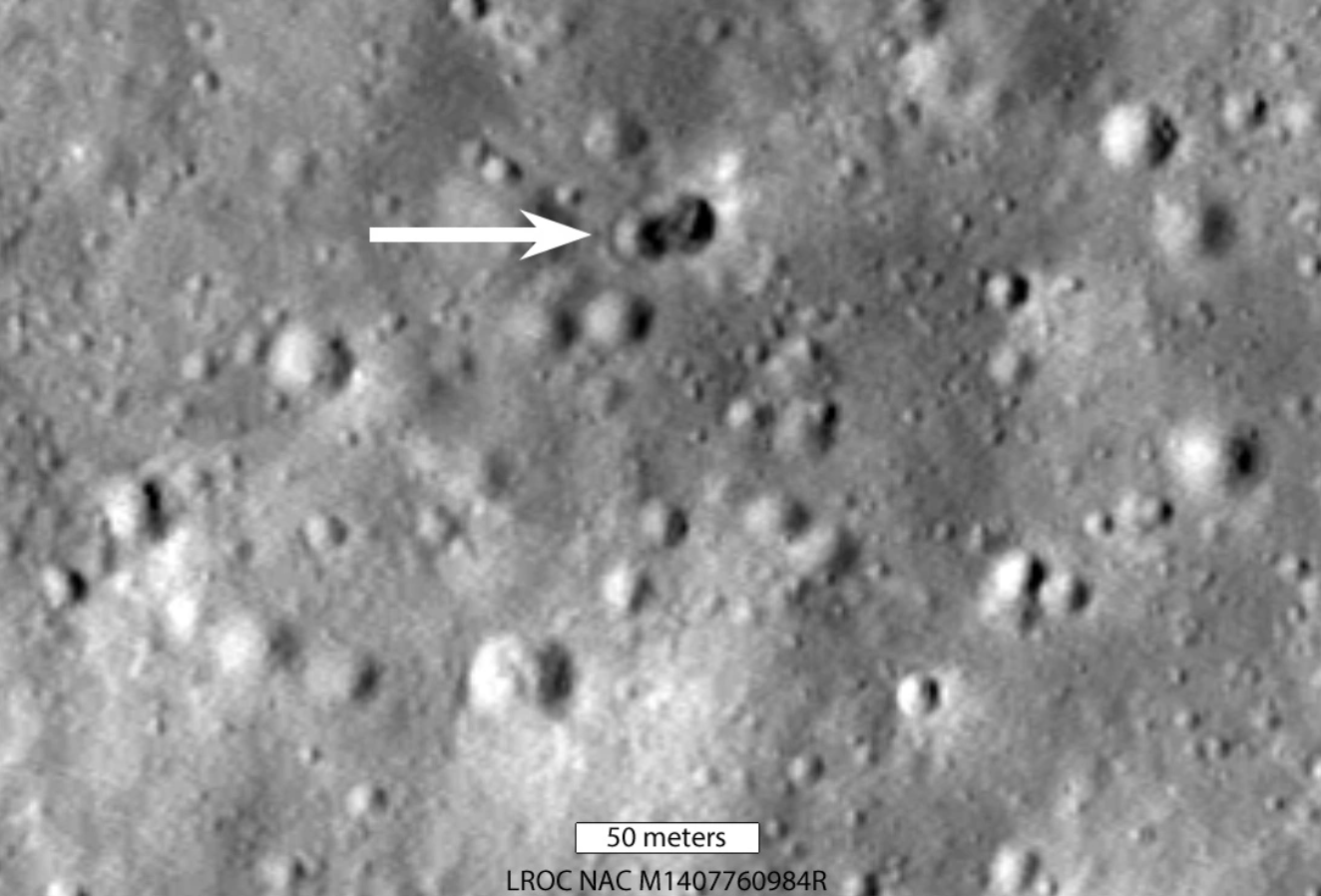 новий кратер на поверхні Місяця