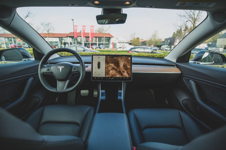 Tesla скоротила 200 співробітників