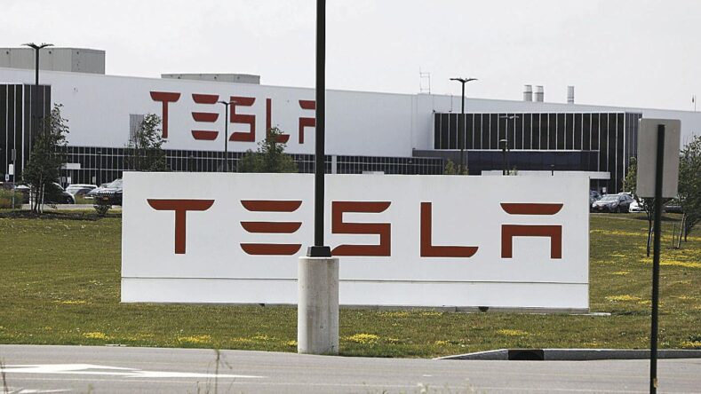 Tesla вводить пропуски для робітників
