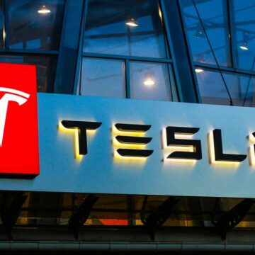 Tesla показала новий причіп із сонячною батареєю