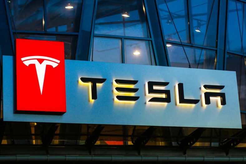 Tesla показала новий причіп із сонячною батареєю