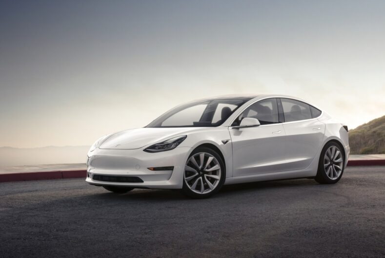 Китайці створили вдвічі дешевшу копію Tesla Model 3