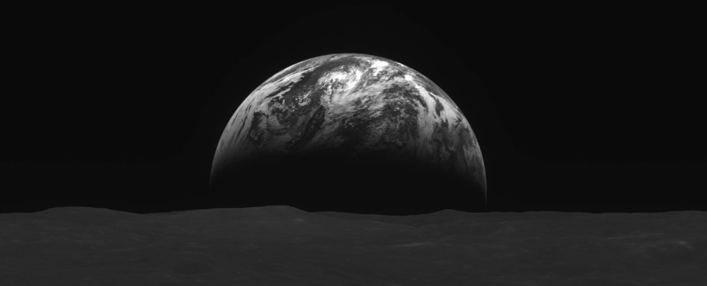 Ось як виглядає Земля з орбіти місяця — фото зонду Danuri
