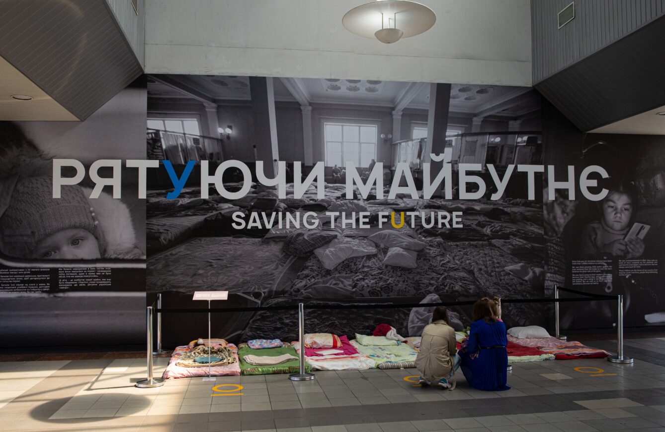 Кадри з промовідео для фотовиставки «Рятуючи майбутнє» від «Укрзалізниці»