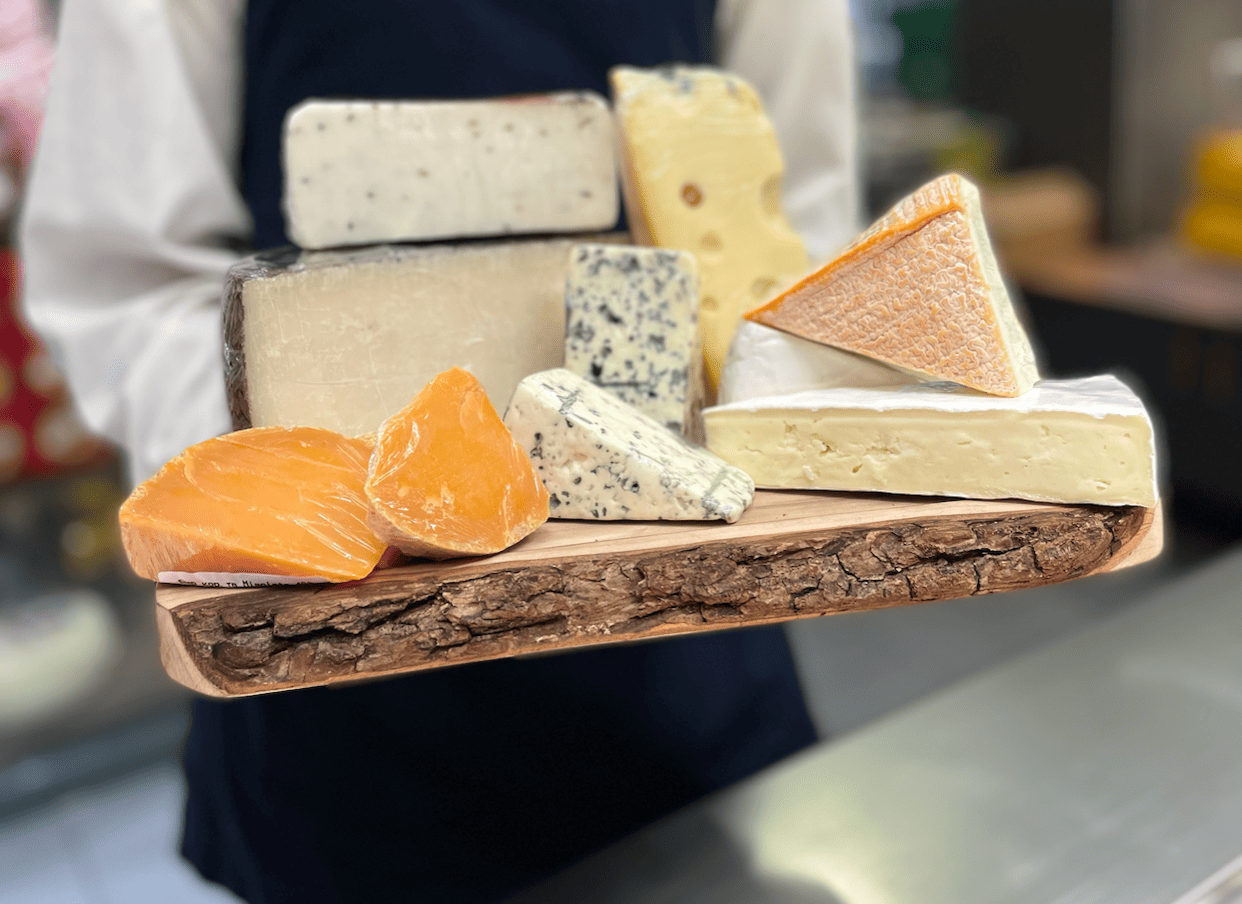 syrna-ekonomika-hto-taki-chyzmongery-ta-yak-vony-zminyuyut-rytejl-i-gastroturyzm Різні види сирів