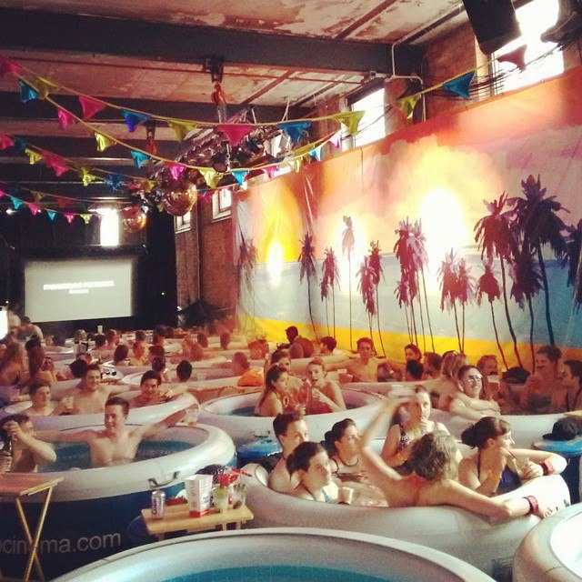 Фото: hottubcinema