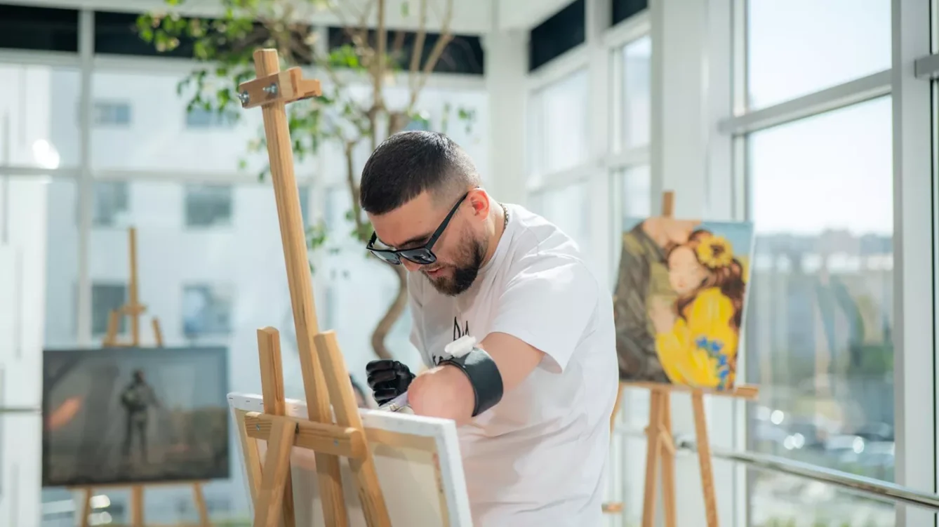 Wellness-бренд десертів GoodMood Food і центр воєнної травми Superhumans випустили лімітовану серію батончиків. Обкладинкою упаковки стала картина Захара Бірюкова, ветерана 73-го морського центру ССО