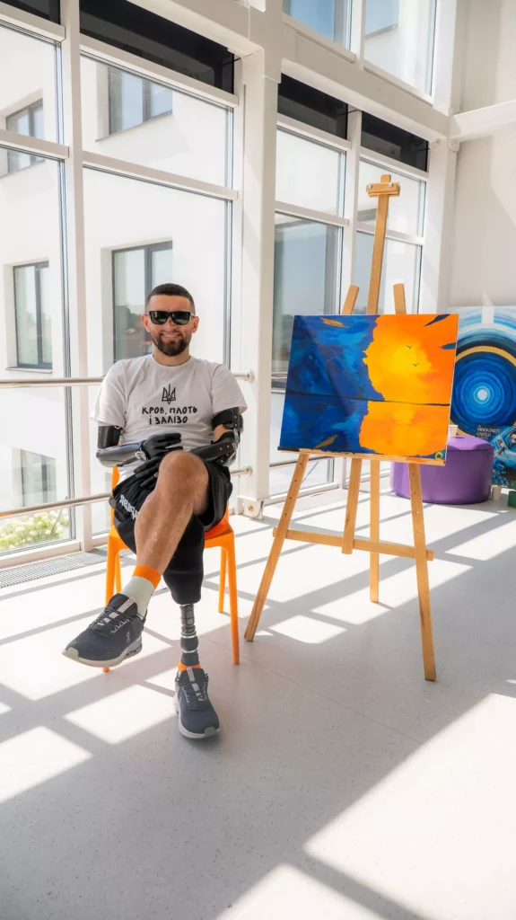 Wellness-бренд десертів GoodMood Food і центр воєнної травми Superhumans випустили лімітовану серію батончиків. Обкладинкою упаковки стала картина Захара Бірюкова, ветерана 73-го морського центру ССО