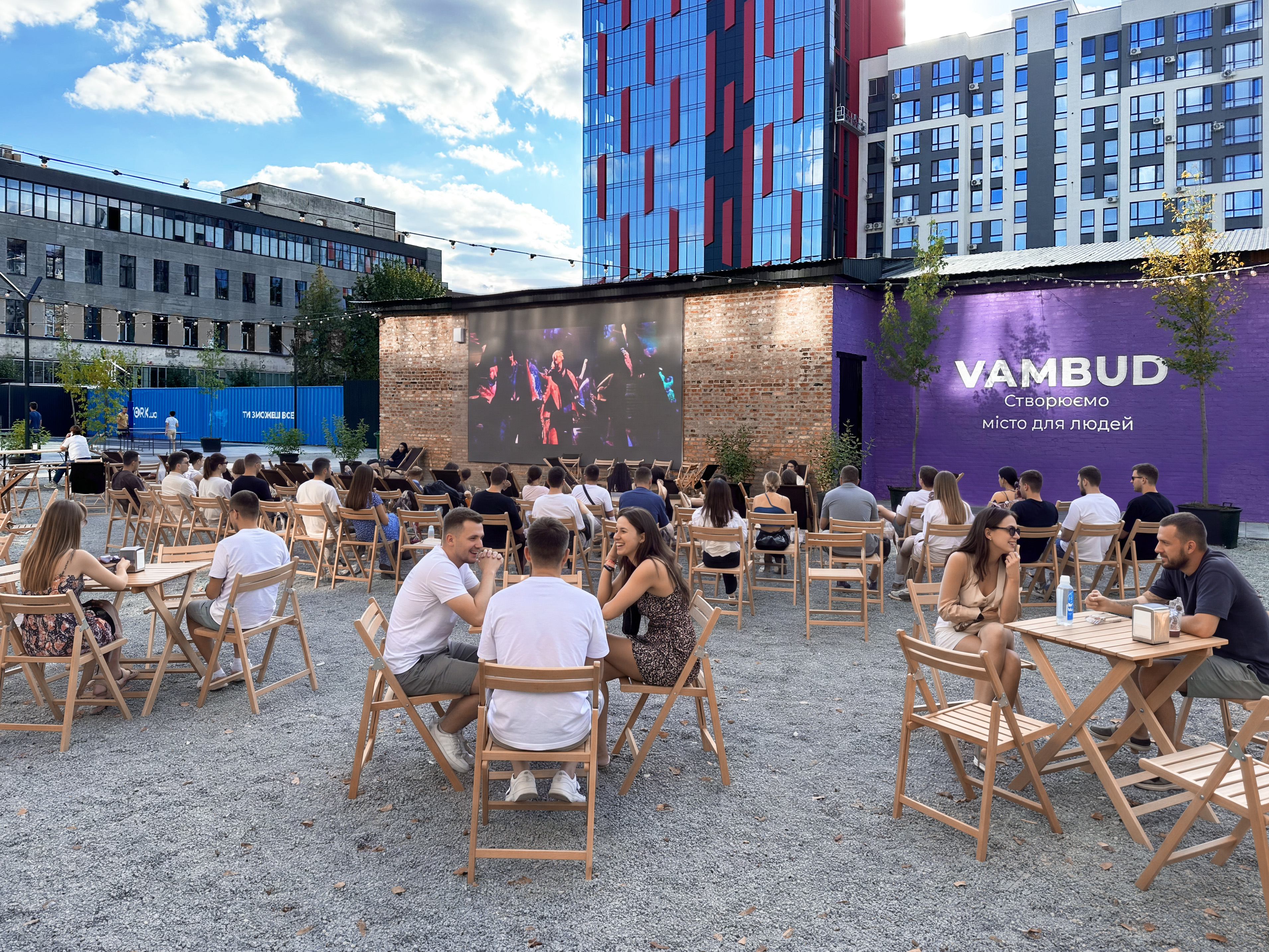 баскетбольний майданчик від Work.ua, літній кінотеатр від VAMBUD і «Галявина Промприладу» від «Моршинської»